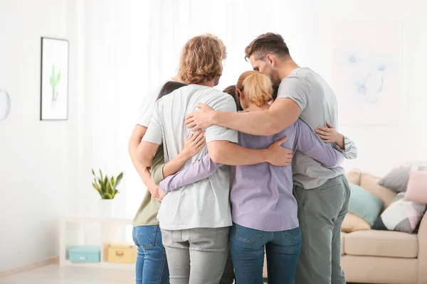 Menschen umarmen sich bei Gruppentherapie-Sitzung — Stockfoto