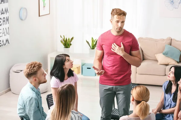 Personas en sesión de terapia de grupo — Foto de Stock