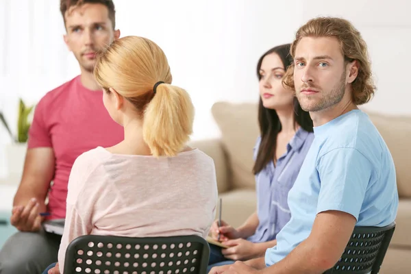 Grup terapi seansı insanlara