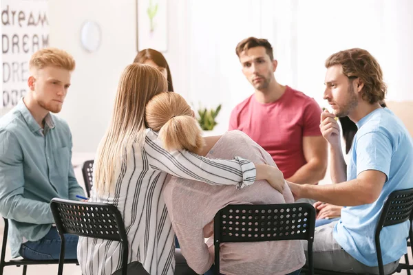 Personas calmando a la mujer en la sesión de terapia de grupo — Foto de Stock