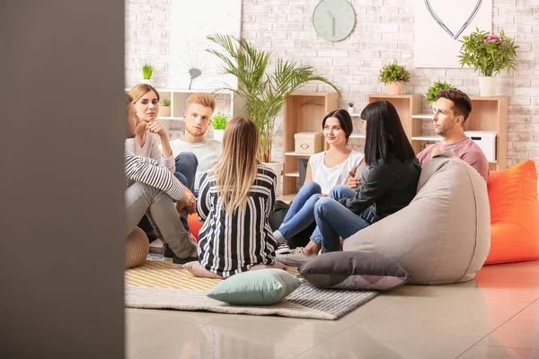 Grup terapi seansı insanlara