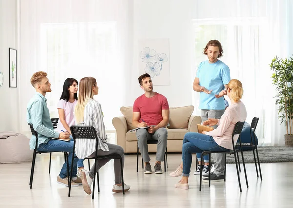 Personas en sesión de terapia de grupo — Foto de Stock