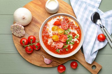 Ahşap masada lezzetli domates kremi çorbası kase
