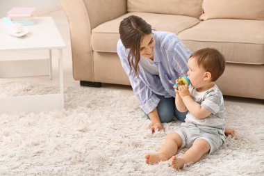 Evde Nibbler ile anne ve onun küçük oğlu