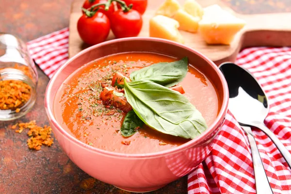 Schüssel mit leckerer Tomatencremesuppe auf dem Tisch — Stockfoto