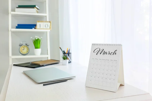 Capovolga il calendario su tavolo in camera — Foto Stock