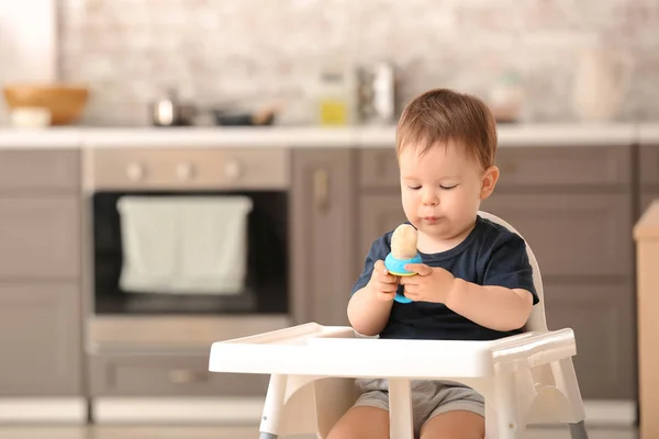 Милий маленький хлопчик з нібелером на кухні вдома — стокове фото