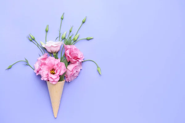 Bella composizione con cono di cialda e fiori freschi su sfondo di colore — Foto Stock