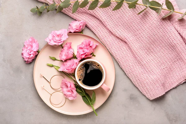 Composição com belas flores frescas e xícara de café em fundo cinza — Fotografia de Stock