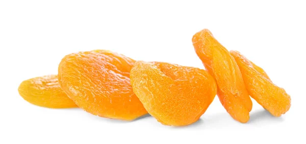 Смачні сушені абрикоси на білому тлі — стокове фото