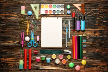 Ahşap arka planda farklı okul kırtasiye