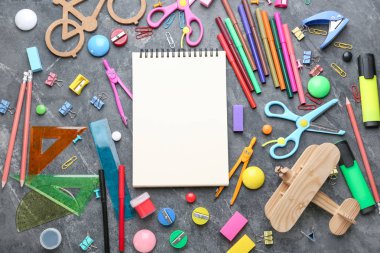 Gri arka planda farklı okul kırtasiye