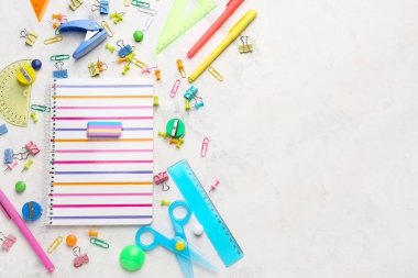 Işık arka planda farklı okul kırtasiye