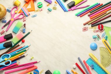 Işık arka planda okul kırtasiye yapılmış çerçeve