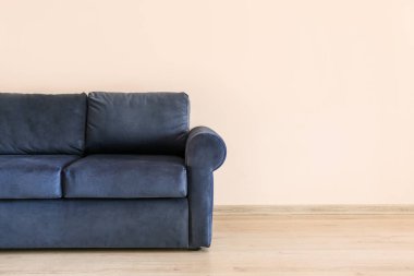 Oturma odasında hafif duvar yakın yumuşak kanepe