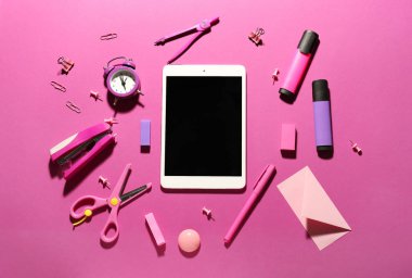 Renk arka planda farklı okul kırtasiye ve tablet bilgisayar