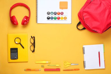 Renk arka plan üzerinde Kırtasiye ile okul sırt çantası yapılmış çerçeve