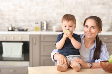 Evde mutfakta Nibbler ile anne ve onu küçük oğlu