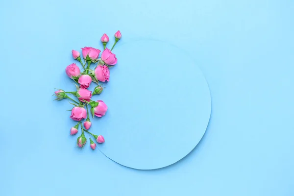 Beautiful fresh flowers and blank card on color background — Stock Photo, Image