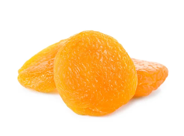 Смачні сушені абрикоси на білому тлі — стокове фото