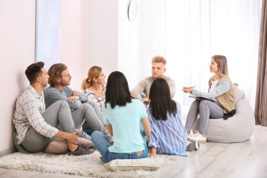 Grup terapi seansı insanlara