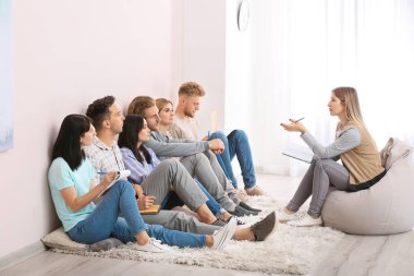 Grup terapi seansı insanlara