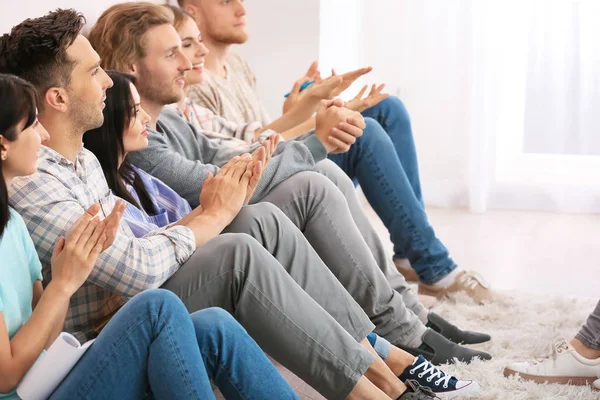 Gente aplaudiendo en la sesión de terapia de grupo — Foto de Stock