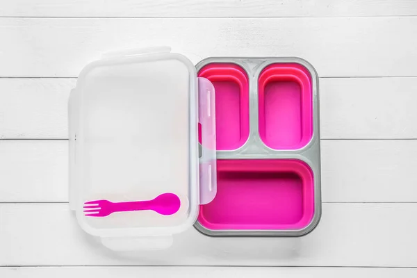 Caja de almuerzo de plástico sobre fondo de madera blanca — Foto de Stock