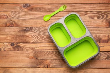 Ahşap arka planda plastik beslenme çantası