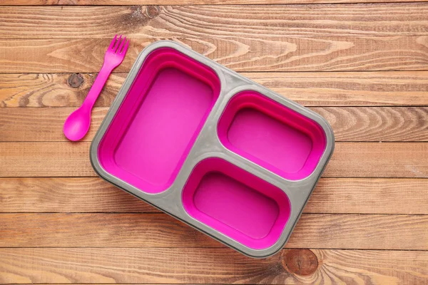 Lunchbox aus Kunststoff auf Holzgrund — Stockfoto
