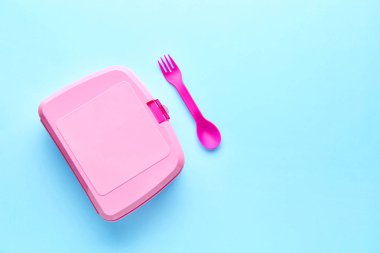 Renkli arka planda plastik beslenme çantası