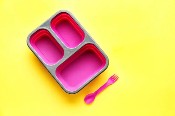 Plastic lunchbox op kleur achtergrond — Stockfoto