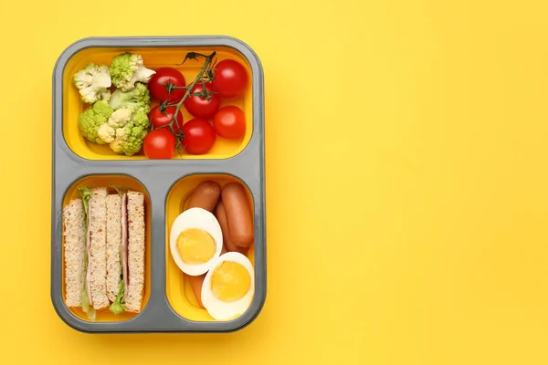 색 배경에 맛있는 음식이 들어 있는 도시락 — 스톡 사진