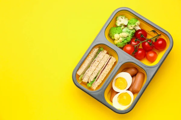 색 배경에 맛있는 음식이 들어 있는 도시락 — 스톡 사진