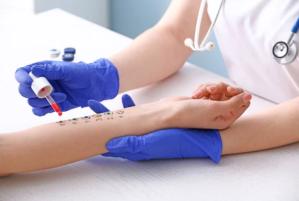 Wanita muda yang menjalani prosedur tes kulit alergen di klinik — Stok Foto