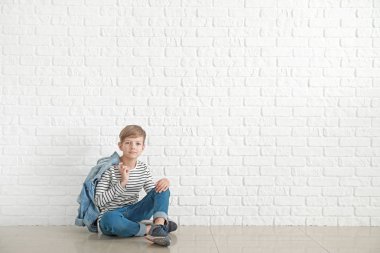 Beyaz tuğla duvara yakın kot elbise şık çocuk
