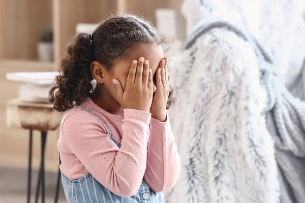 Gråtande liten afro-amerikansk flicka hemma — Stockfoto