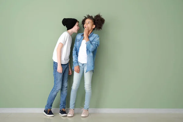 Плескання дітей в джинсовому одязі біля кольорової стіни — стокове фото
