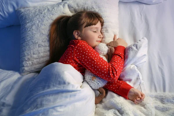 夜ベッドで眠っているかわいい女の子 — ストック写真