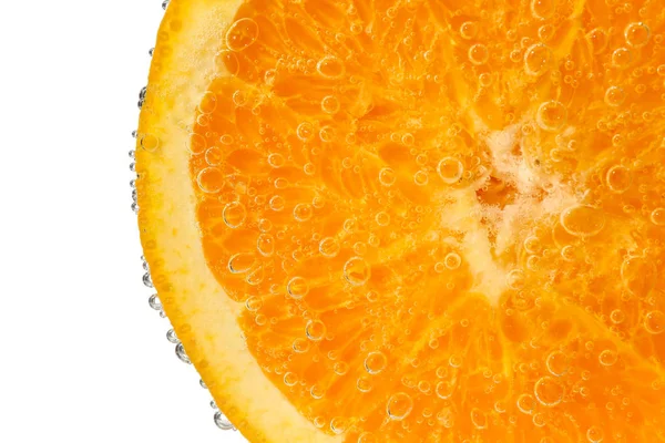흰색 배경, 클로즈업에 대한 물에 잘 익은 오렌지 슬라이스 — 스톡 사진