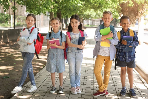 Groupe de mignons petits élèves à l'extérieur — Photo