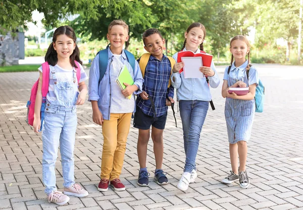 Groupe de mignons petits élèves à l'extérieur — Photo