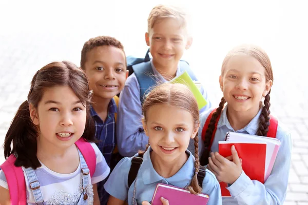 Groupe de mignons petits élèves à l'extérieur — Photo