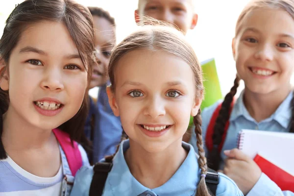 Groupe de mignons petits élèves à l'extérieur — Photo