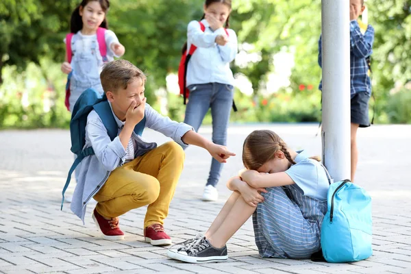 Niña intimidada con compañeros de escuela agresivos al aire libre — Foto de Stock