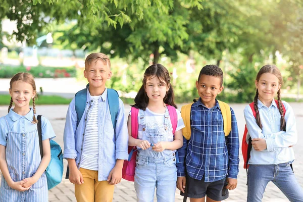 Groupe de mignons petits élèves à l'extérieur — Photo