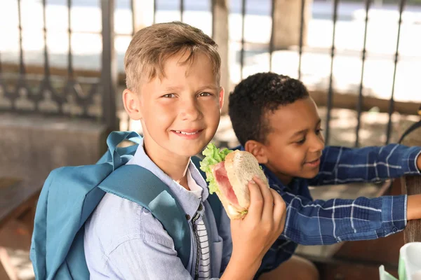 Kleine Kinder beim Mittagessen im Freien — Stockfoto