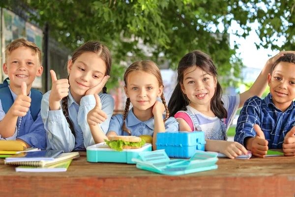 Little children having lunch outdoors — Stock Photo, Image