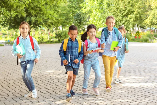 Csoport aranyos kis tanulók a szabadban — Stock Fotó
