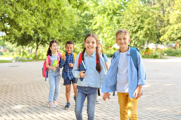 Groupe de mignons petits élèves à l'extérieur — Photo